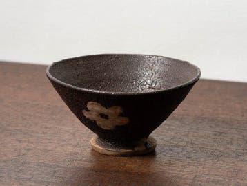 Zwarte Oribe-ware theeschaal met bloemmotief - Keramiek -