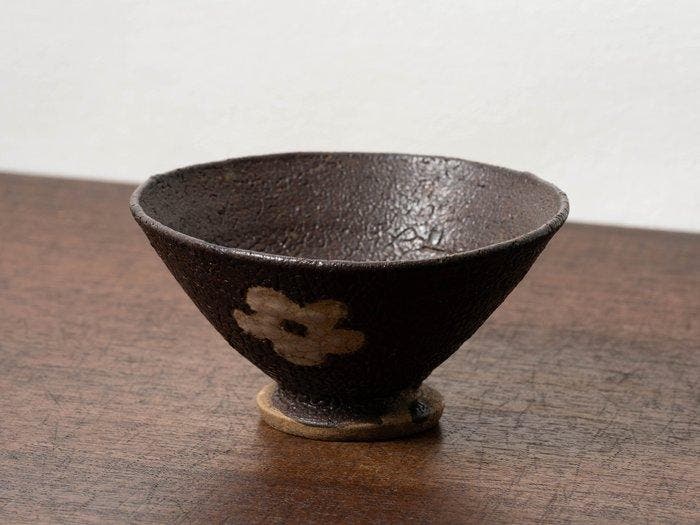 Zwarte Oribe-ware theeschaal met bloemmotief - Keramiek -, Antiquités & Art, Antiquités | Autres Antiquités