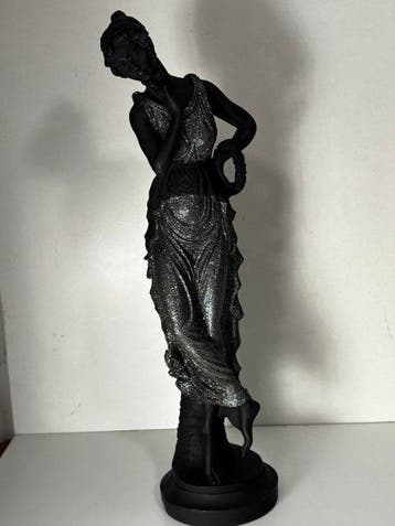 Beeldje - Vrouwelijke figuur met krans - Hars, Plastic, Antiek en Kunst