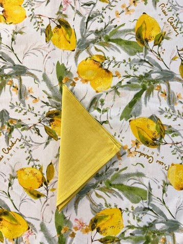 Elegant tafelkleed met citroenplanten, ondertekend door