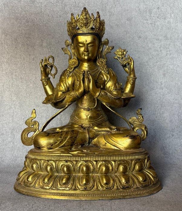Exclusief standbeeld van Chenrezig 34 cm / 4.8 kg - Verguld, Antiek en Kunst, Antiek | Overige Antiek
