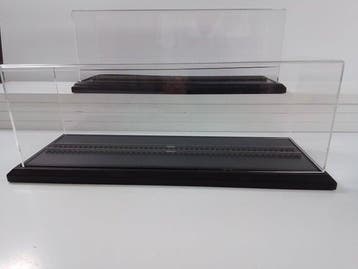 Onbekend H0 - Train miniature (2) - 2 x vitrine en plexiglas
