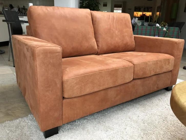 Leren 2-zits bank met houten poten - oranje leer, Antiek en Kunst, Antiek | Meubels | Stoelen en Sofa's, Ophalen of Verzenden