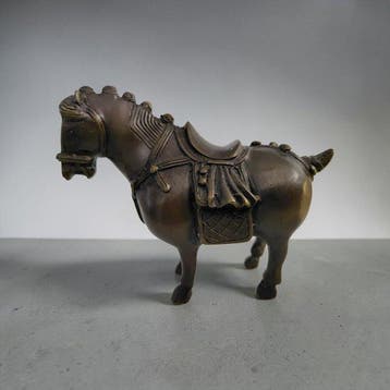Beeldje - Mooi bronzen paardje, China. - Gepatineerd brons