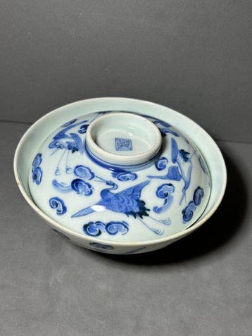 Blauw-witte dekselkom met wolken- en kraanvogelpatroon -