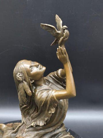 Statue, Large Bronze: Lady Releasing Bird - 35 cm - Bronze,