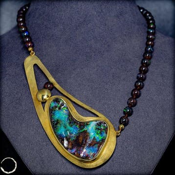 Unieke natuurlijke Boulder Opal ketting uit Australië –