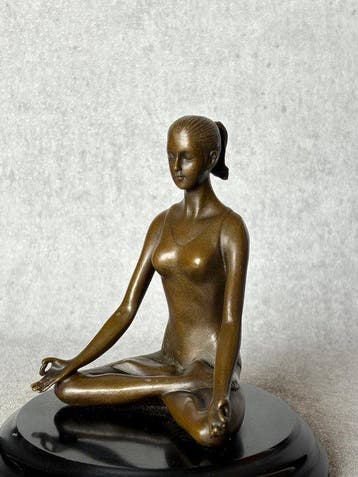 Beeld, Sculptuur van een mediterende vrouw. Naar: Paige -