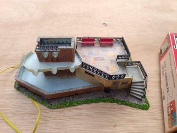 Faller, Jouef H0 - Modeltreingebouwen (2) - fontein met zijn