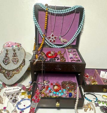 Themacollectie - Een grote collectie armbanden en - anillos