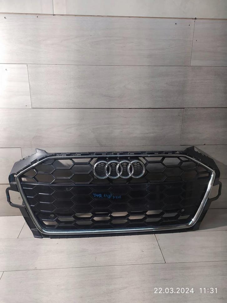 AUDI A4 B9 S-LINE GRILL 8W0853651DT, Auto-onderdelen, Carrosserie, Gebruikt, Verzenden