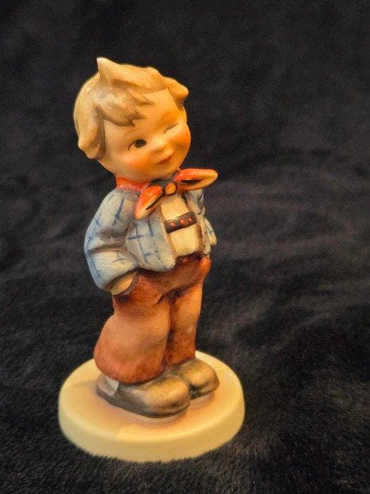 Goebel - Beeld, Three different Hummel figurines - 13 cm -, Antiquités & Art, Curiosités & Brocante