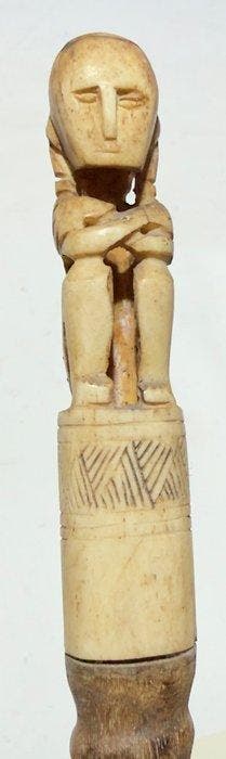 Uitstekende ceremoniële staf van een sjamaanfiguur uit de