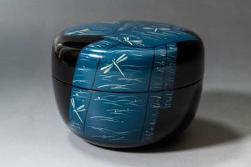 Tagasode and Dragonfly Maki-e Flat Tea Caddy - Black Lacquer