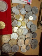 Wereld. Collection of coins and banknotes and other items