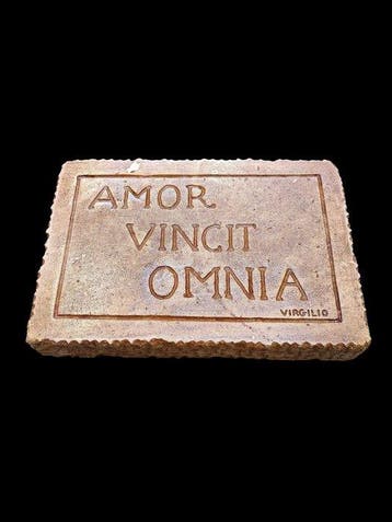 Sculpture, Epigrafe Amor Vincit Omnia - 18 cm - pierre