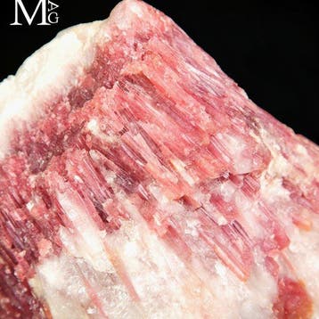 Uitzonderlijk mineraalmonster - Roze toermalijn op kwarts -