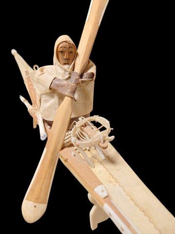 Inuit-kajakmodel met jager en jachtuitrusting – huid, hout