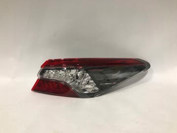 Toyota Camry IX 18- sedan achterlicht rechts donker full LED, Verzenden