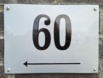 Huisnummerbord met pijl 22x16cm, Verzamelen, Merken en Reclamevoorwerpen, Verzenden, Nieuw