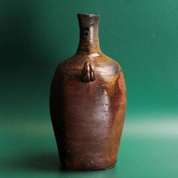 Bizen Mimitsuki Henko (Vaas met handvat in flesvorm) –