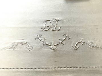 Linge de lit du début du XXe siècle avec les initiales G.L.