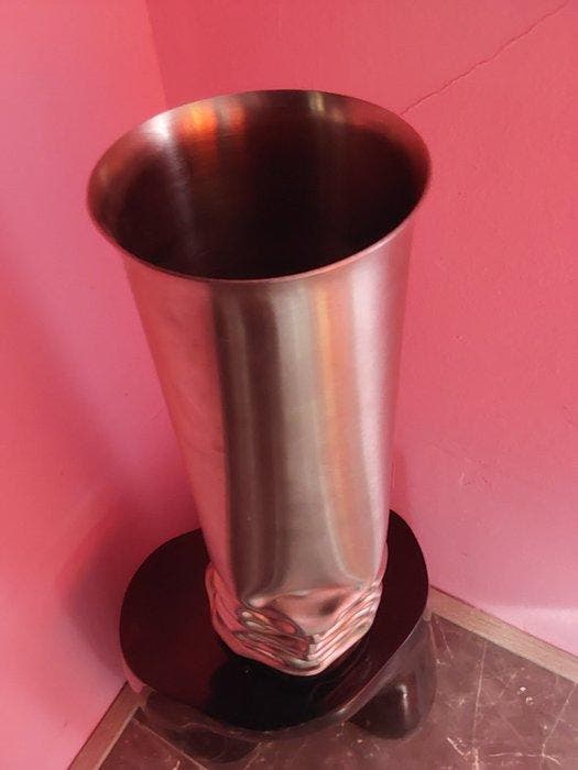 Ronald A. Westerhuis - Vaas - Aluminium - Crush flower vase, Antiek en Kunst, Antiek | Meubels | Stoelen en Sofa's