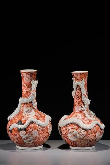 Vaas - Porselein, Een paar Imari-porseleinen vazen met witte, Antiek en Kunst