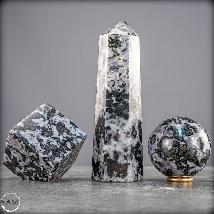Natuurlijke Merlinit-set – Bol, obelisk en kubus met een, Verzamelen, Mineralen en Fossielen
