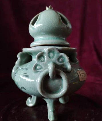 Zeldzame celadon craquelé-glazuur driepoot wierookbrander,