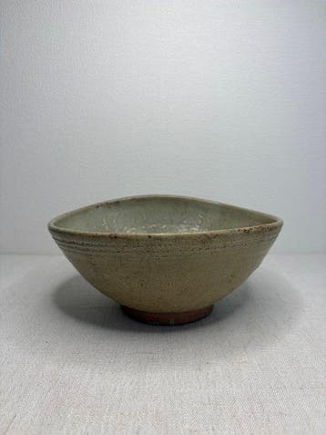 Japanse celadon-stijl theekom – golvende rand met barstend