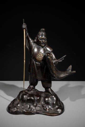 Gepatineerd brons - Een bronzen okimono van Ebisu () die