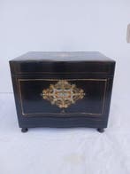 Jolie cave armoire à liqueurs en marqueterie Boulle