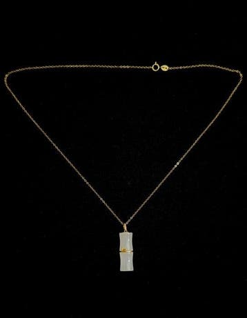 Collier en or 18 carats, avec chaîne en argent plaqué or. -