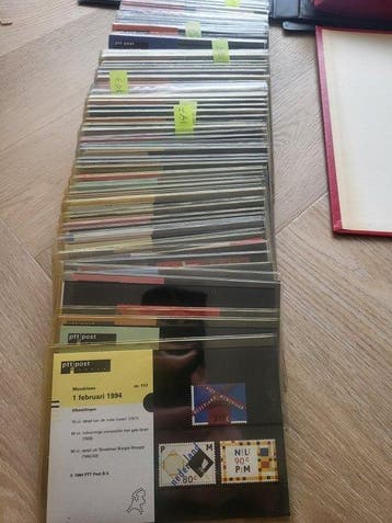 Nederland 1982/2001 - Vijf mappen met verzameling postzegel, Postzegels en Munten, Gestempeld