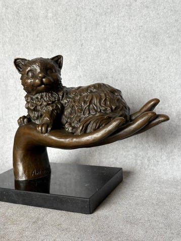 Beeld, Naar Antoinette: Kat liggend op hand - 20 cm - Brons,, Antiek en Kunst