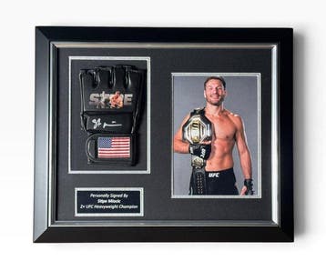 Stipe Miocic - Singed UFC-handschoen premium frame, Nieuw