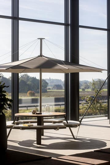 Extremis Pantagruel picknicktafel + Inumbra parasol 400cm, Tuin en Terras, Tuintafels, Zo goed als nieuw, Rond, Metaal