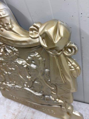 Hofleverancier – Groot Aluminium Reliëfbord met Nederlands