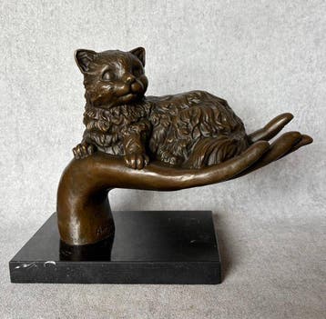 Statue, Naar Antoinette: Kat liggend op hand - 20 cm -