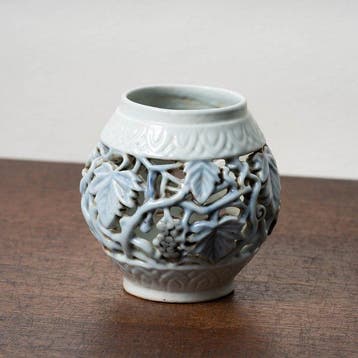 Joseon blauw-wit porselein penselstand met wijnstokontwerp