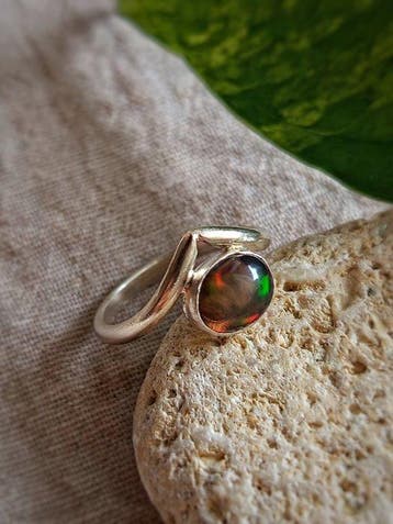 Bague « Irides » artisanale en argent 925 avec opale noire