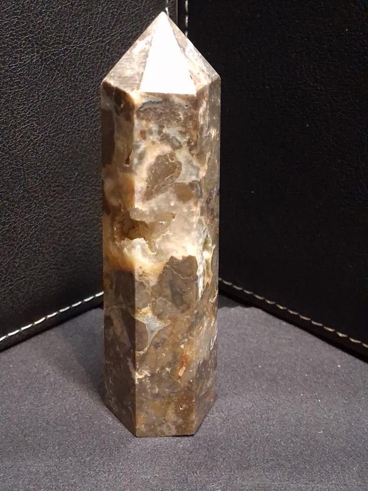 Natural Agate tower - 9.05 cm - grey agate with druzy pocket, Bijoux, Sacs & Beauté, Accessoires Autre, Envoi