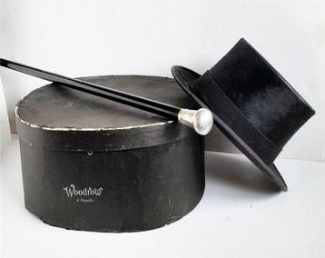 Decoratief ornament (3) - Een heers bolhoed, wandelstok en