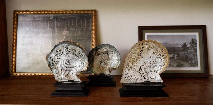 Uitvoerig gegraveerde parelmoeren schelp - Prachtig Japans, Antiek en Kunst, Kunst | Designobjecten