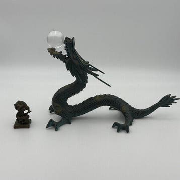 Vintage Japanse bronzen voorspoedige draak (Zuiryu) met bol