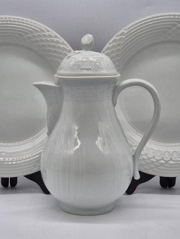 Harnas - Hutschenreuther – Theepot en bord – wit porselein –