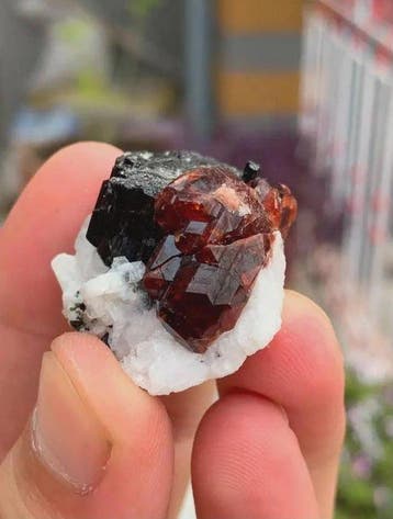 Spessartijngarnetkristallen met schorl uit Skardu, Pakistan, Verzamelen, Mineralen en Fossielen