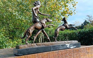 sculptuur, diana met 2 windhonden - 32 cm - brons marmer