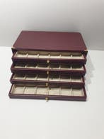 Accessoires. Monetiere in ecopelle bordeaux per 72 posti